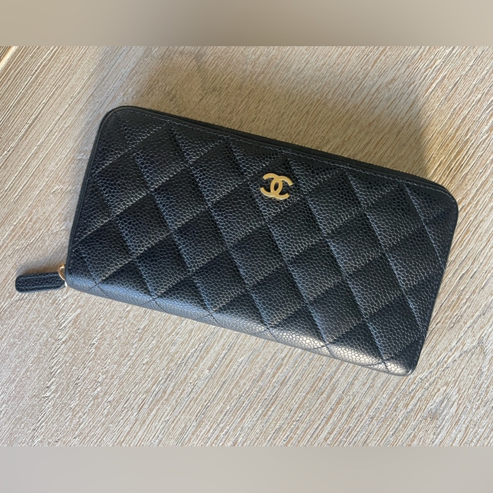 Used black leather quilted women’s Chanel wallet. 100% authentic!